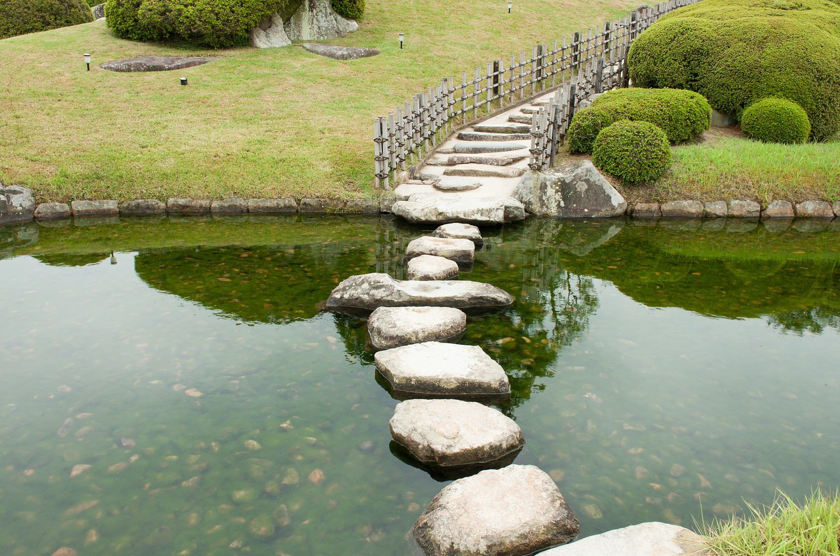 Steine liegen in einem Fluss und helfen bei der Überquerung - (c) Fotolia: 49728398