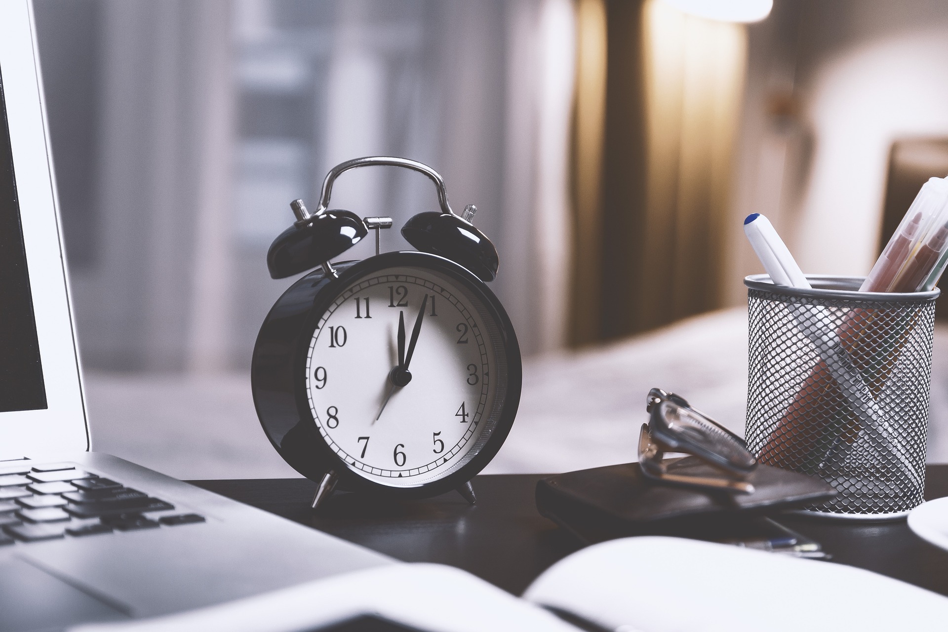 Uhr am Schreibtisch Vertrieb ist wie abnehmen Du brauchst Gewohnheit. Uhr am Schreibtisch (c) Kunden Karma Identität finden macht nicht unbedingt reich (c) Positionierung coach Hannover Jasmin Grigutsch