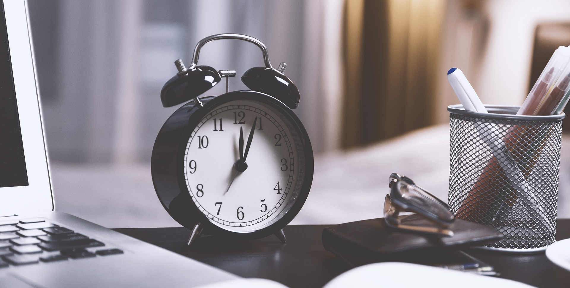 uhr-am-schreibtisch-schmal